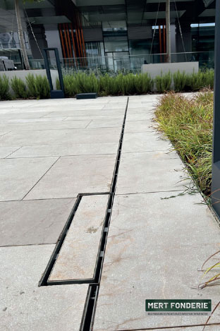 Caniveau en polymère et grille de drainage fugue en acier inoxydable
